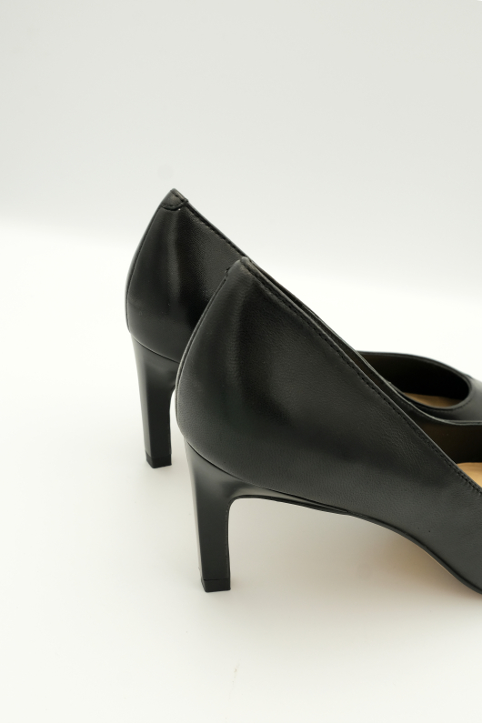 Туфли VITACCI исполненные в черном цвете.